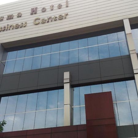 Hotel Kharisma Madiun Buitenkant foto