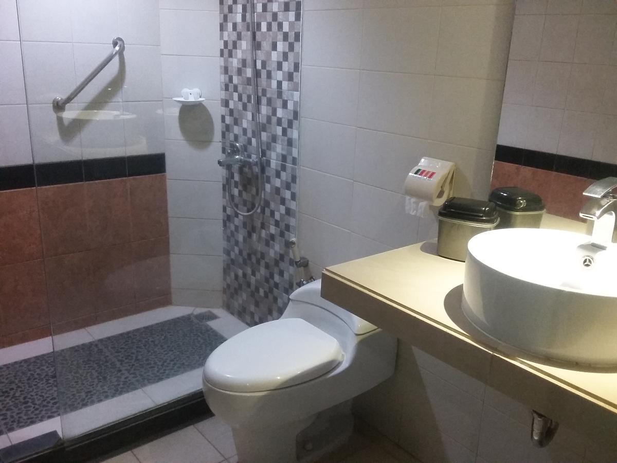 Hotel Kharisma Madiun Buitenkant foto