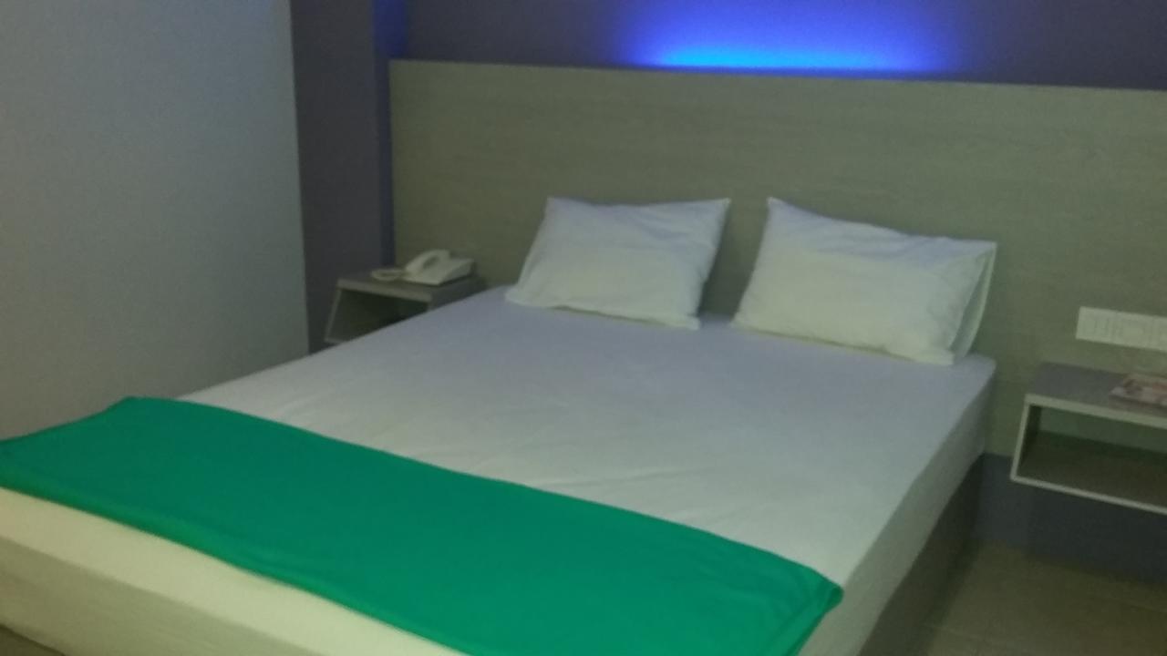 Hotel Kharisma Madiun Buitenkant foto