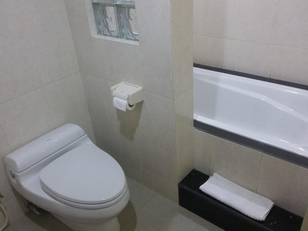 Hotel Kharisma Madiun Buitenkant foto
