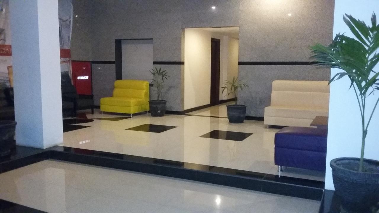 Hotel Kharisma Madiun Buitenkant foto