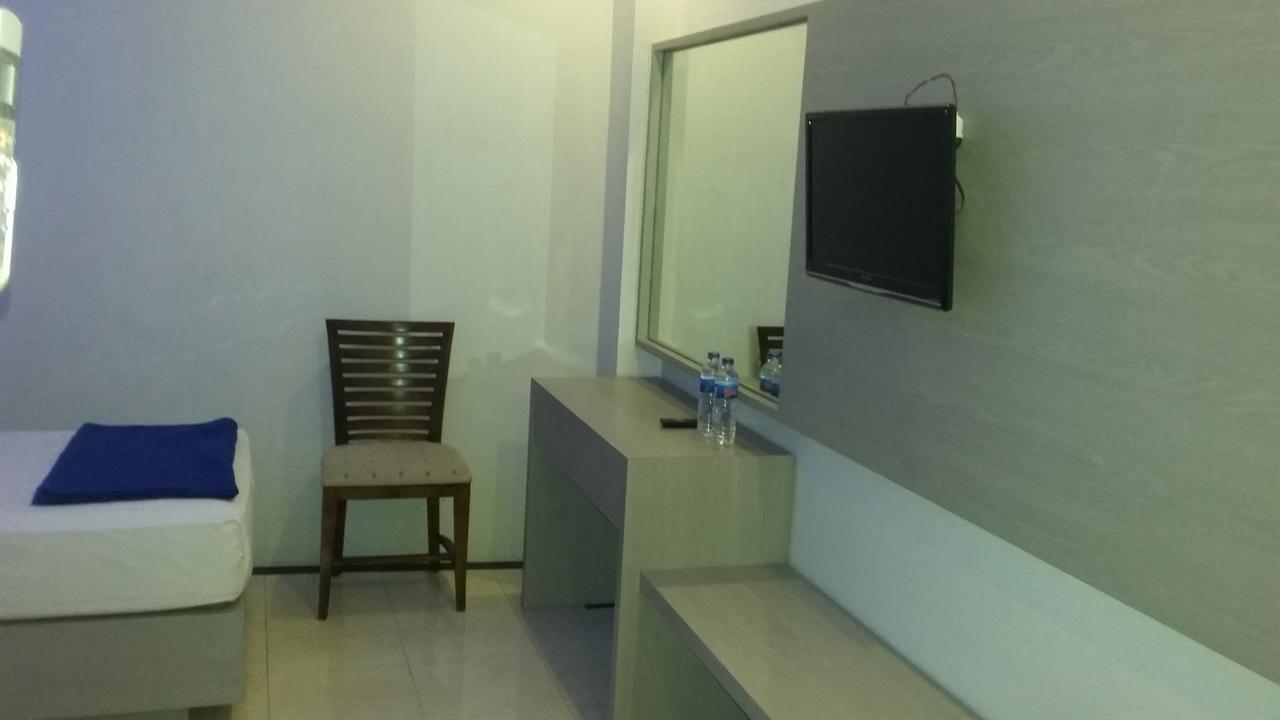 Hotel Kharisma Madiun Buitenkant foto