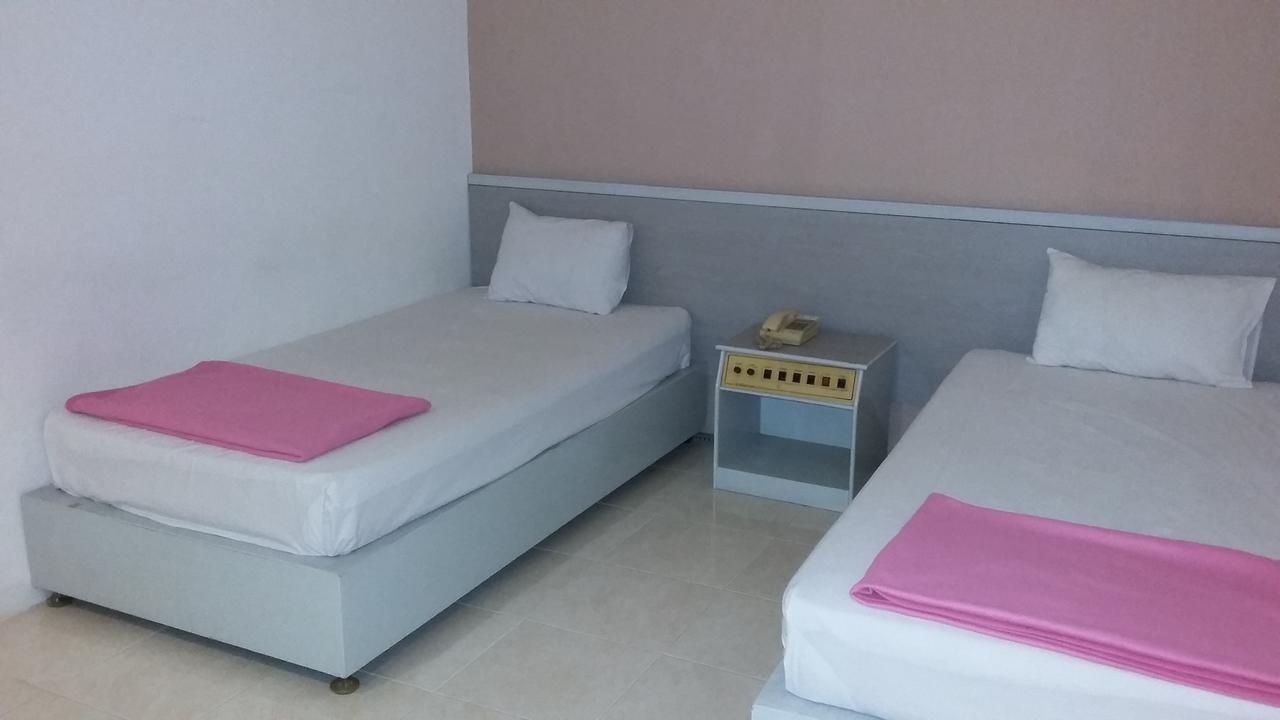 Hotel Kharisma Madiun Buitenkant foto