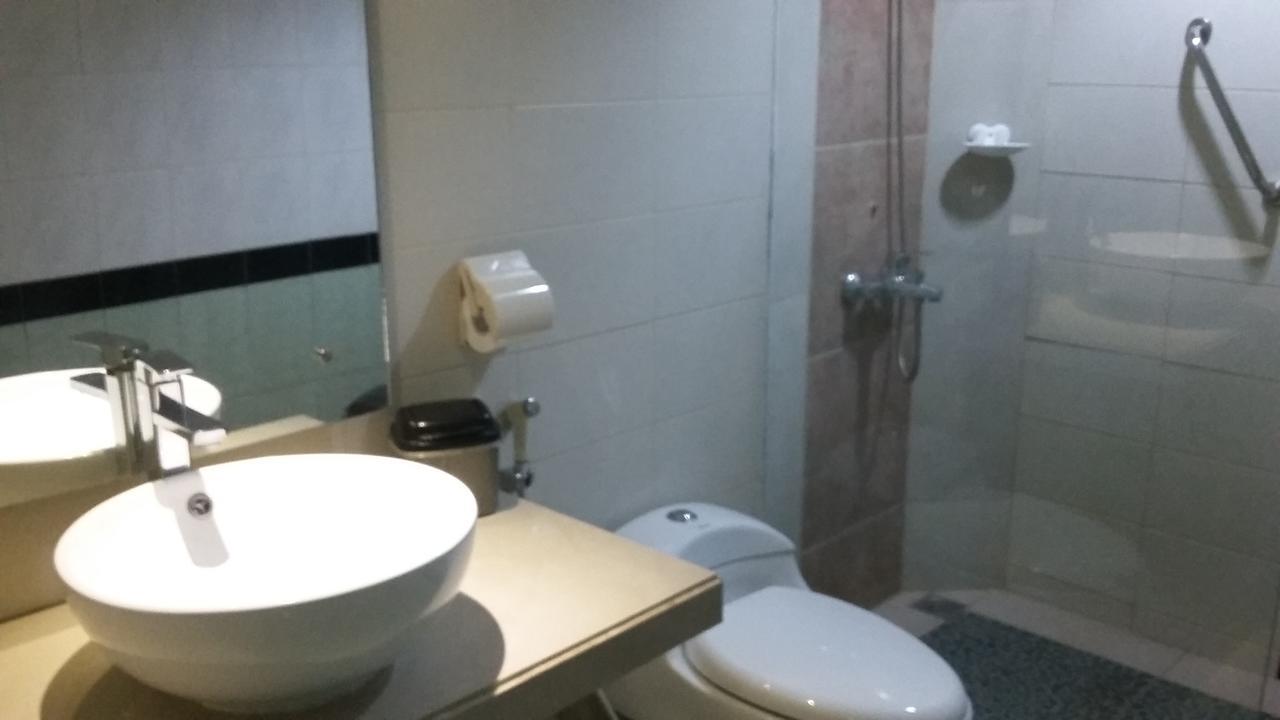 Hotel Kharisma Madiun Buitenkant foto
