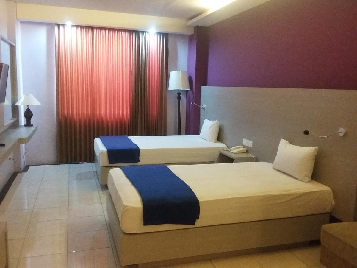 Hotel Kharisma Madiun Buitenkant foto
