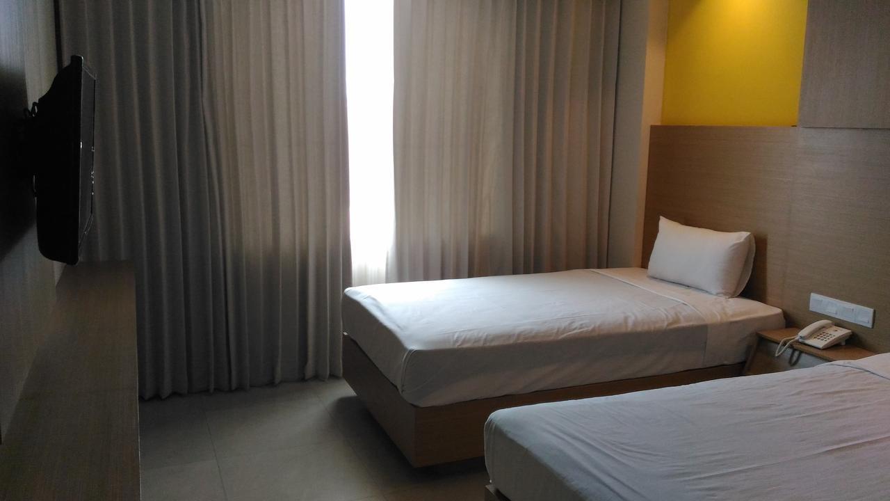 Hotel Kharisma Madiun Buitenkant foto