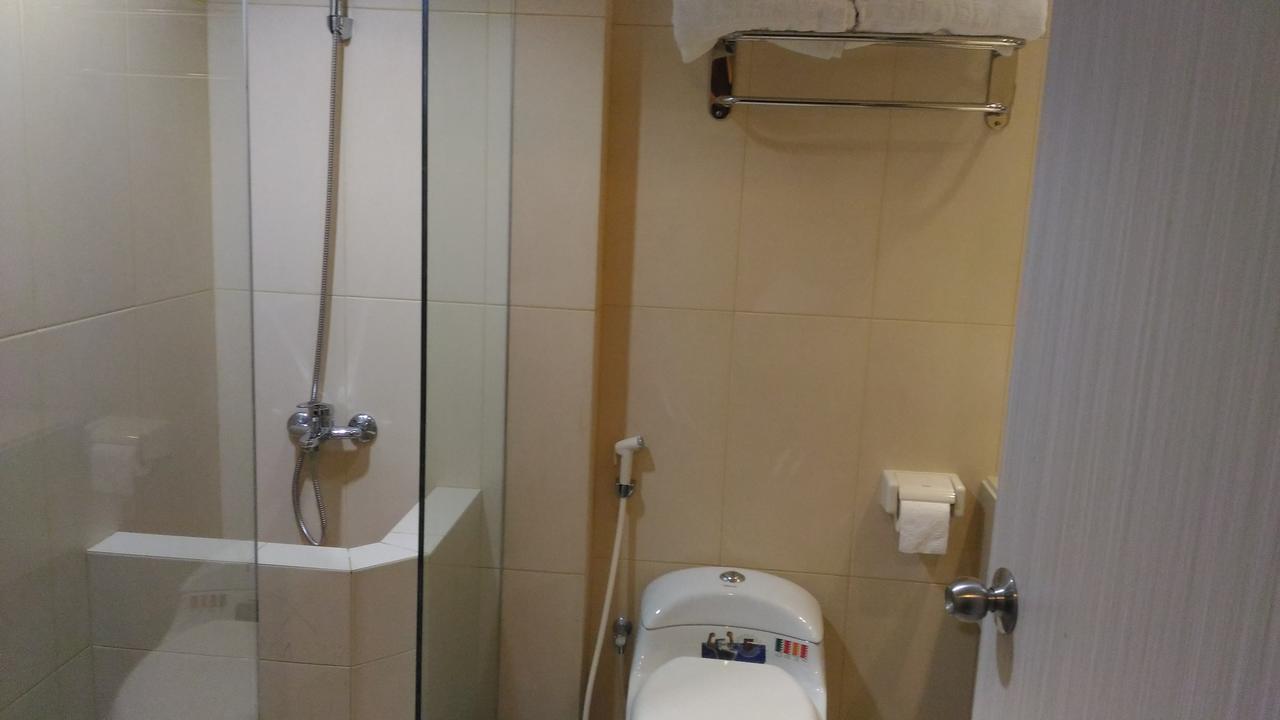 Hotel Kharisma Madiun Buitenkant foto