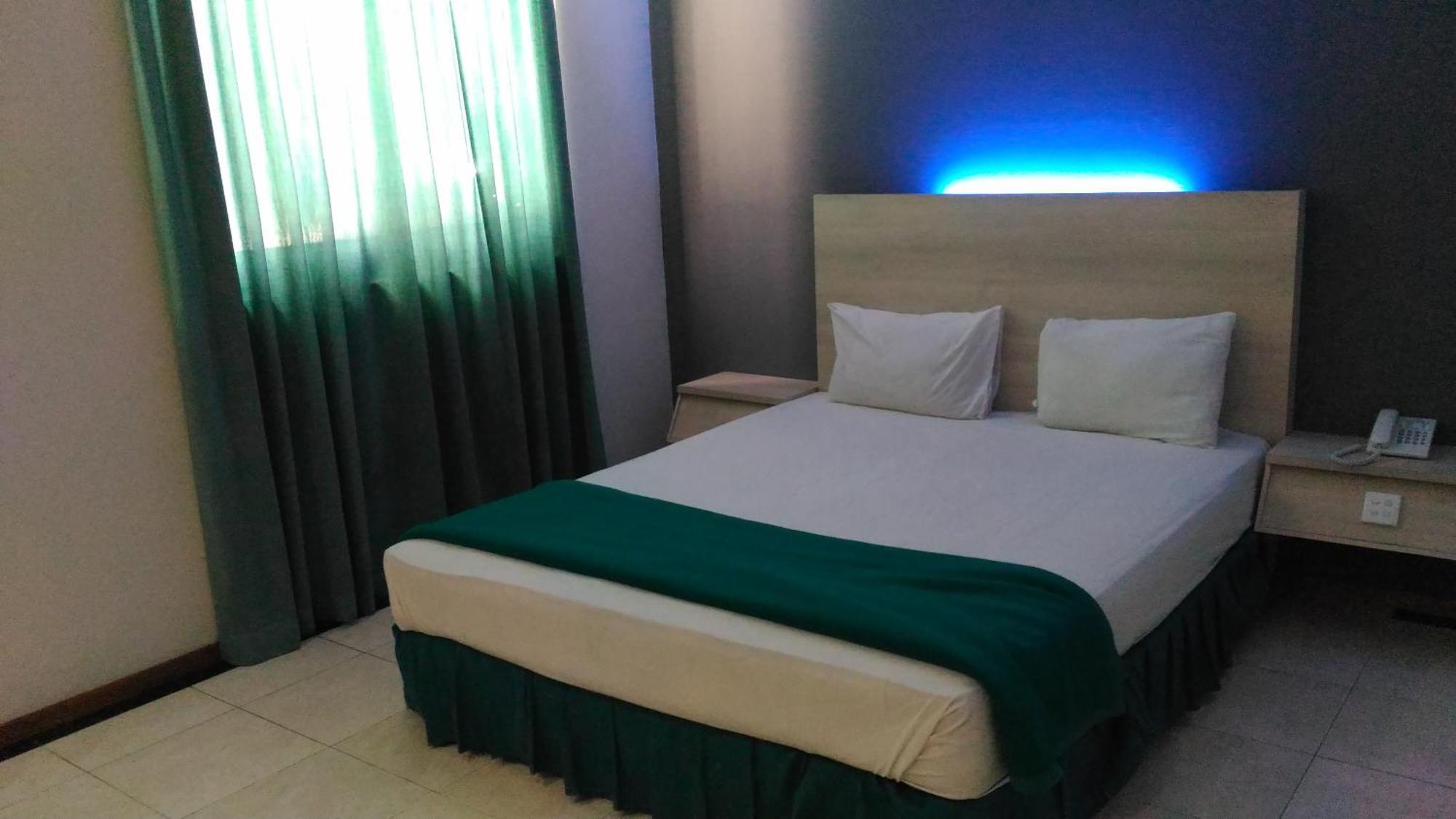 Hotel Kharisma Madiun Buitenkant foto