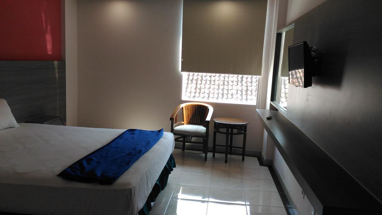Hotel Kharisma Madiun Buitenkant foto