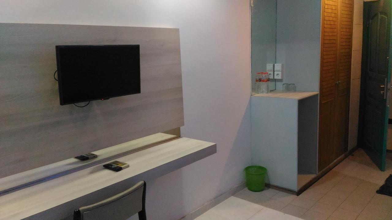 Hotel Kharisma Madiun Buitenkant foto