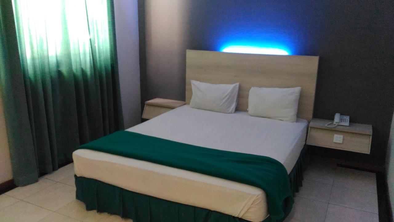 Hotel Kharisma Madiun Buitenkant foto
