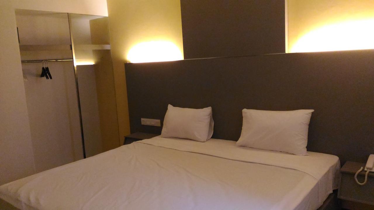 Hotel Kharisma Madiun Buitenkant foto