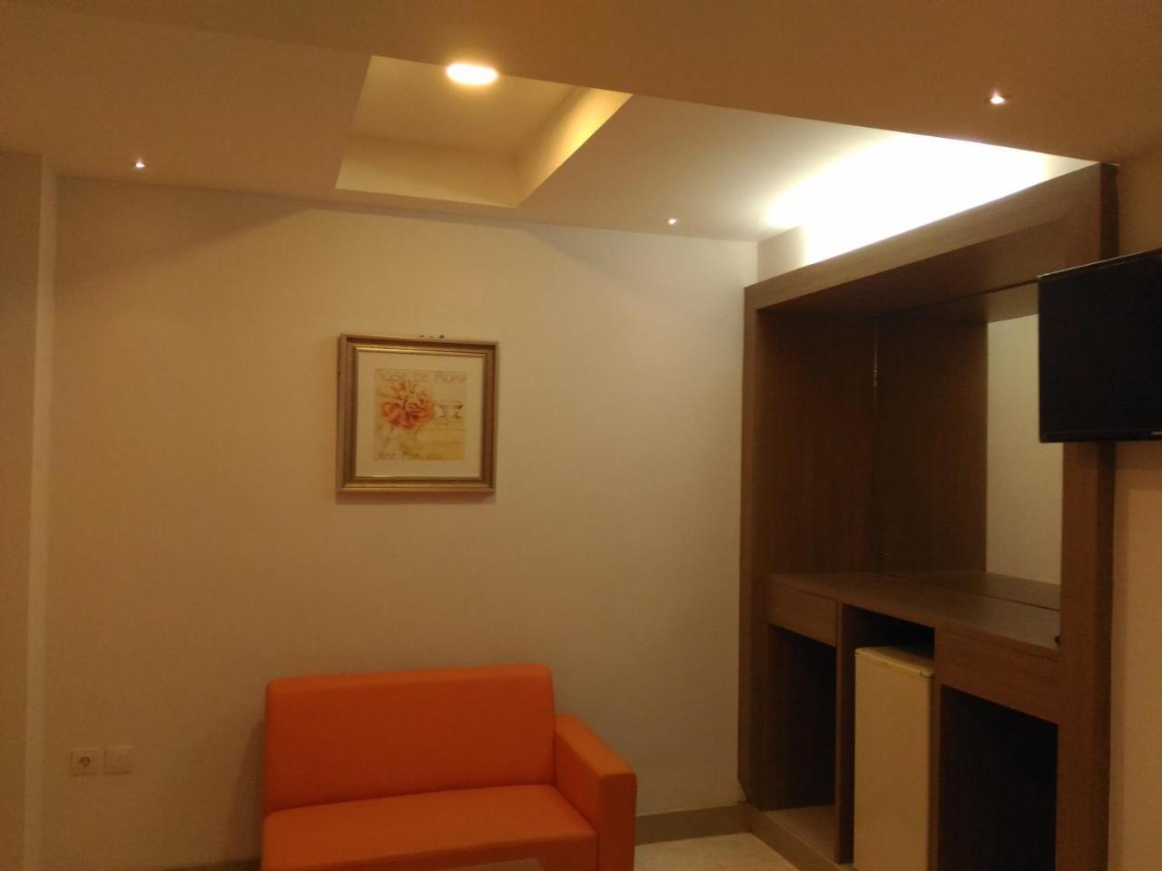 Hotel Kharisma Madiun Buitenkant foto