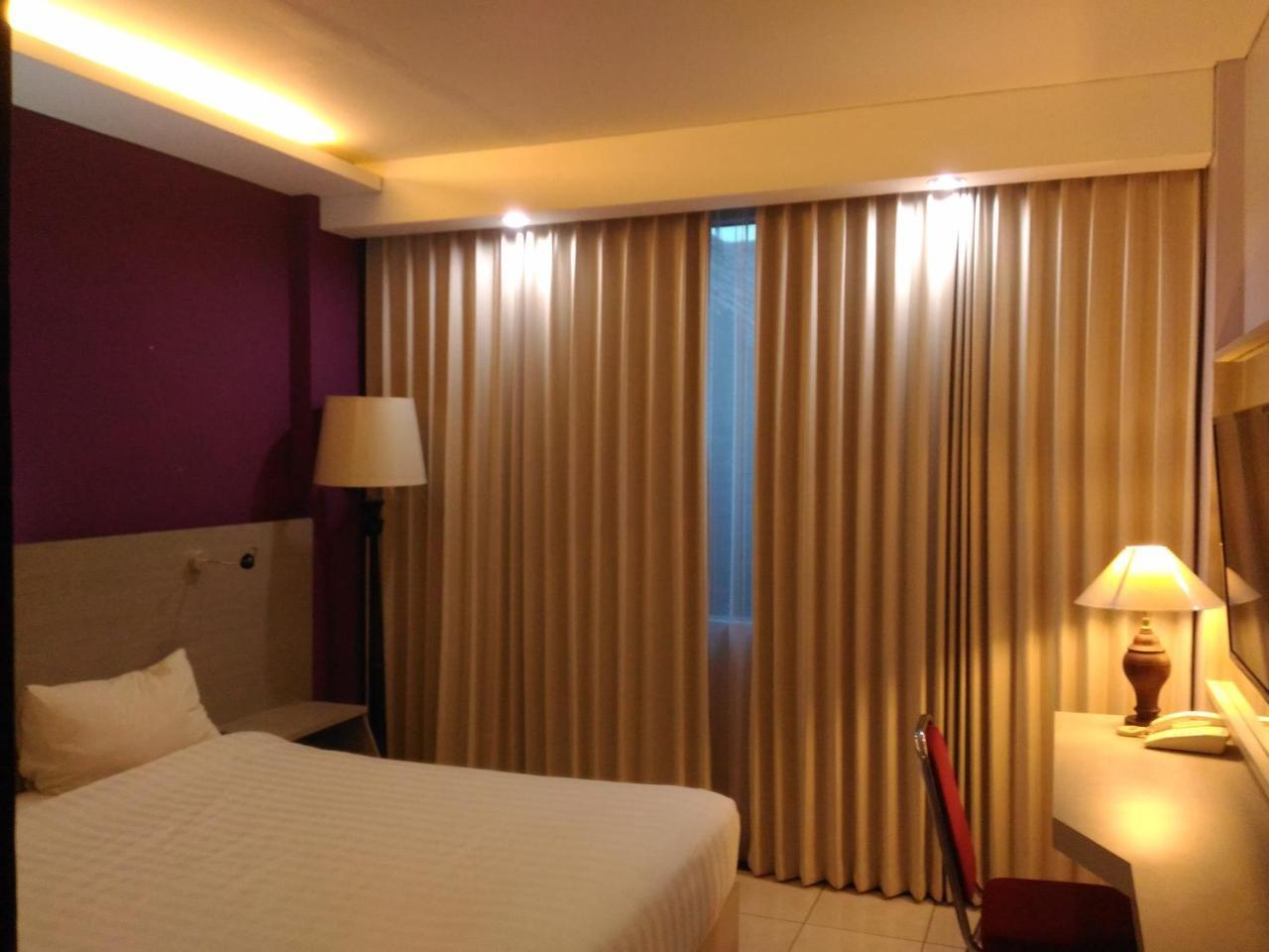Hotel Kharisma Madiun Buitenkant foto