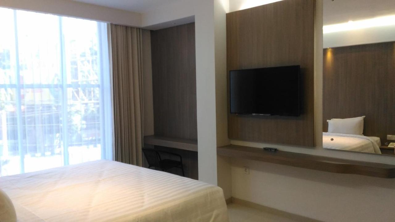 Hotel Kharisma Madiun Buitenkant foto