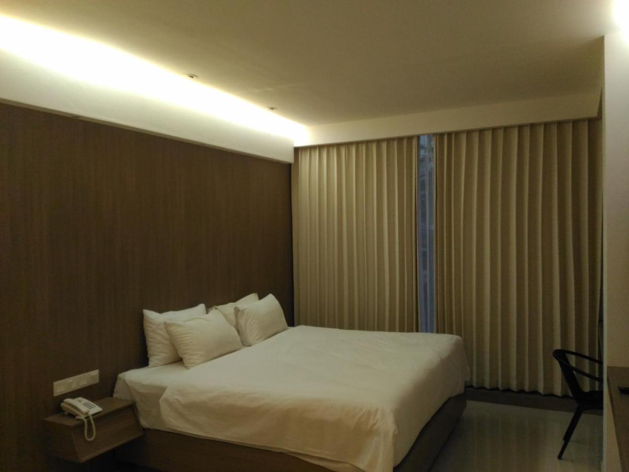 Hotel Kharisma Madiun Buitenkant foto