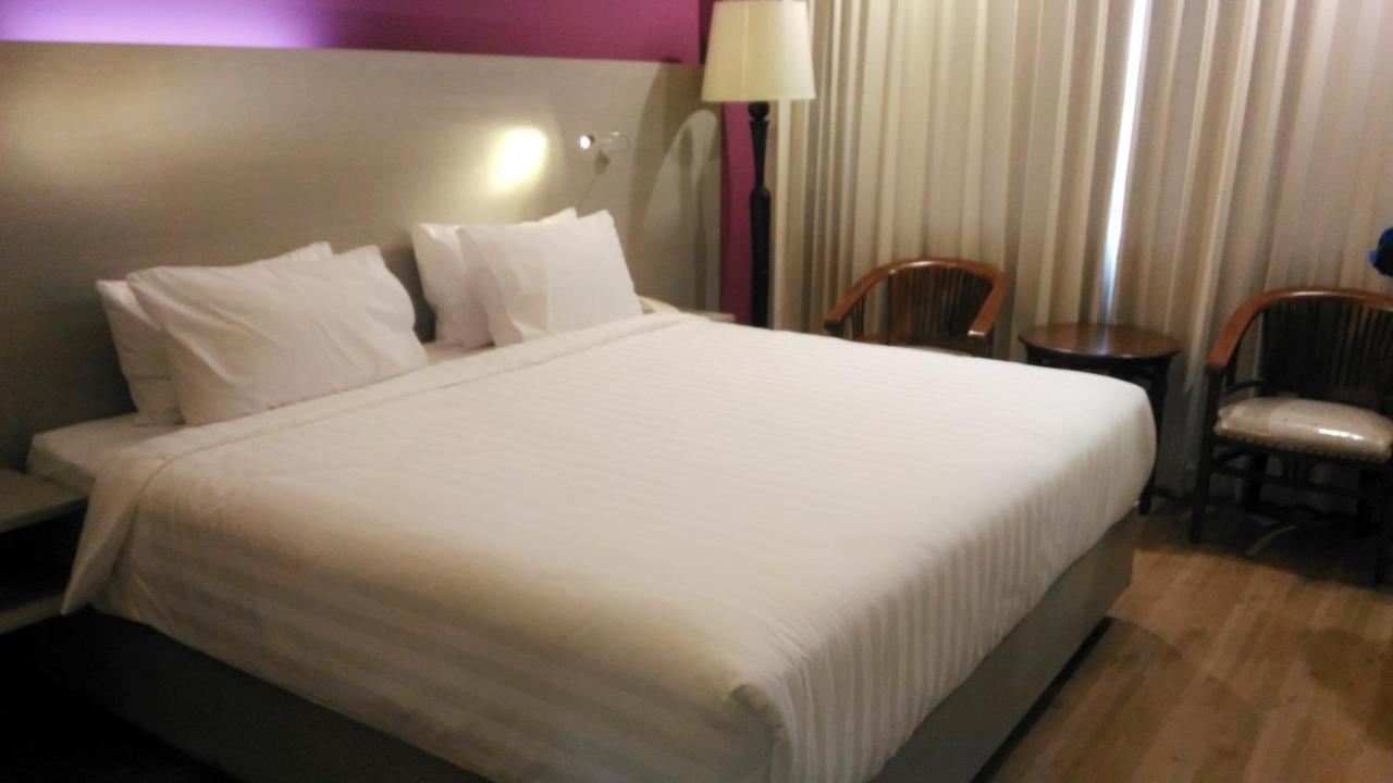 Hotel Kharisma Madiun Buitenkant foto