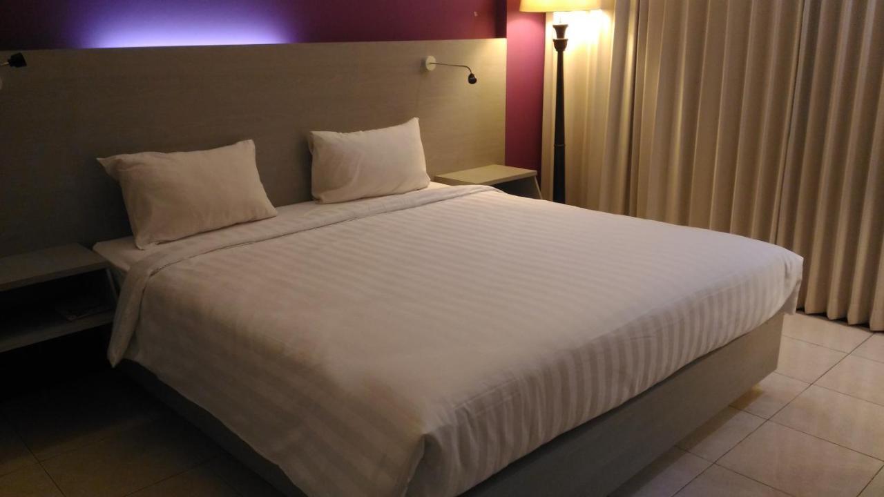 Hotel Kharisma Madiun Buitenkant foto