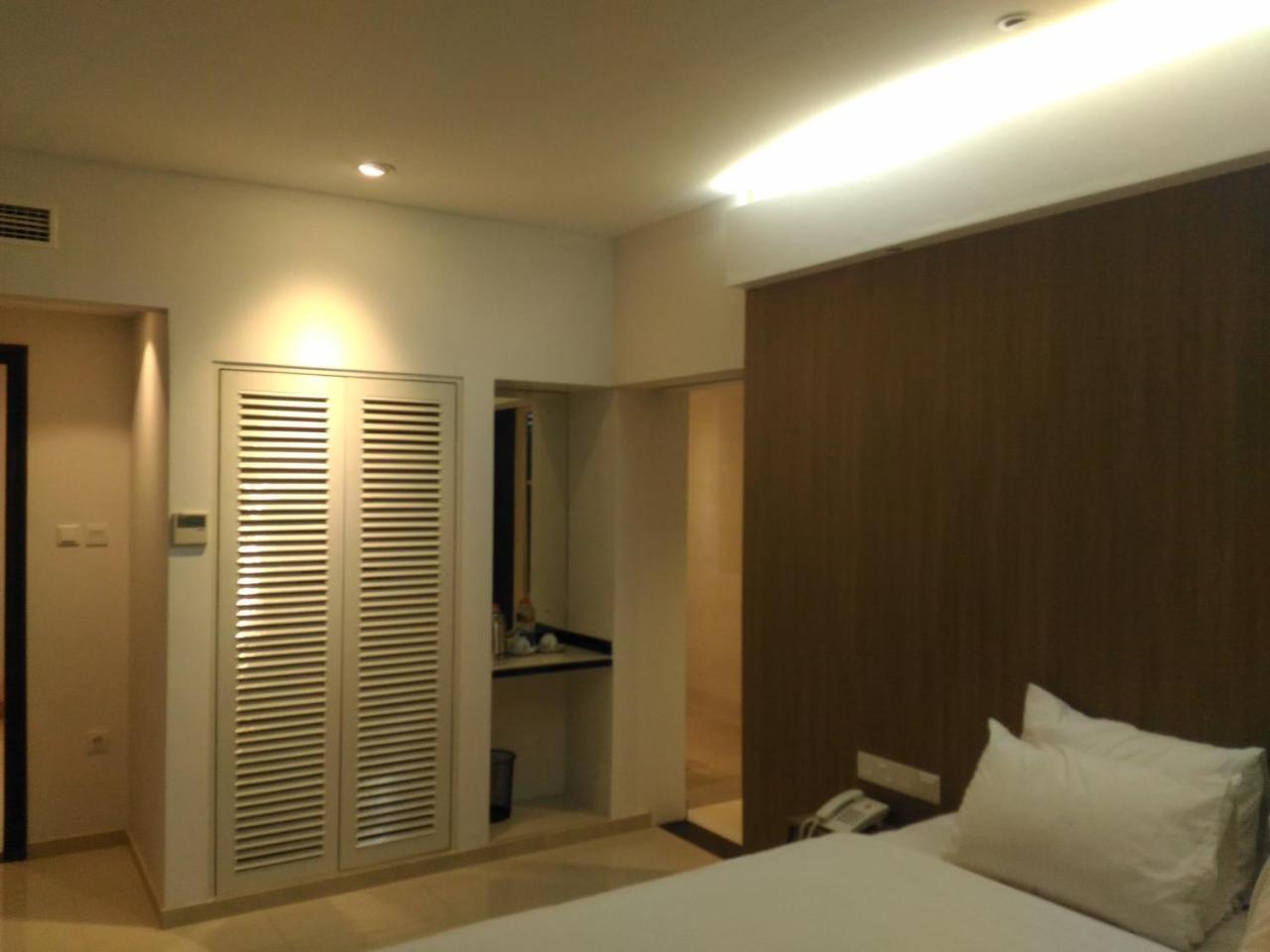 Hotel Kharisma Madiun Buitenkant foto