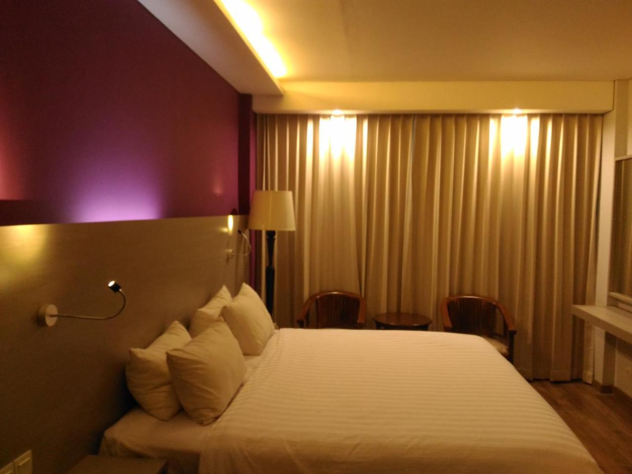 Hotel Kharisma Madiun Buitenkant foto